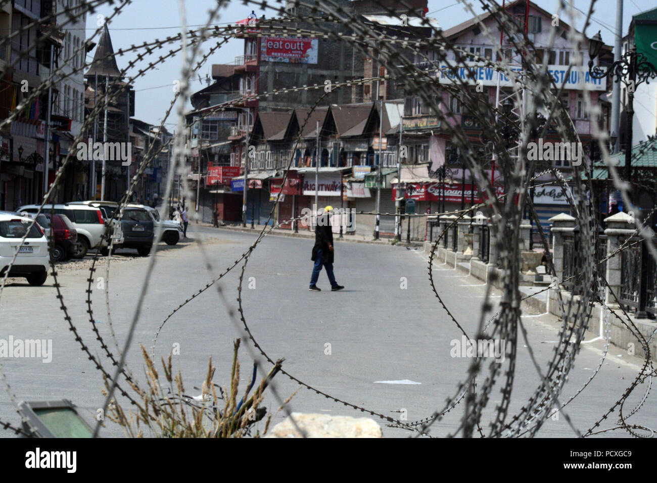 Srinagar, Indiano somministrato .KASHMIR .5.agosto .un uomo del Kashmir passeggiate ,durante una manifestazione di protesta e di arresto completo contro .l'articolo 35-un .i politici, gli operatori economici e la società civile e i membri residenti nella irrequieta regione hanno minacciato di una massiccia protesta per difendere la legge che concede loro uno status speciale e impedisce che i non residenti da insediamento permanente.La resistenza congiunta Leadership (JRL) ha chiamato per una due giorni di sciopero la domenica e il lunedì-come la Corte suprema è programmato per sentire un SIF contestare la validità dell'articolo-35A domani.©Sofi Suhail/Alamy Live News Foto Stock