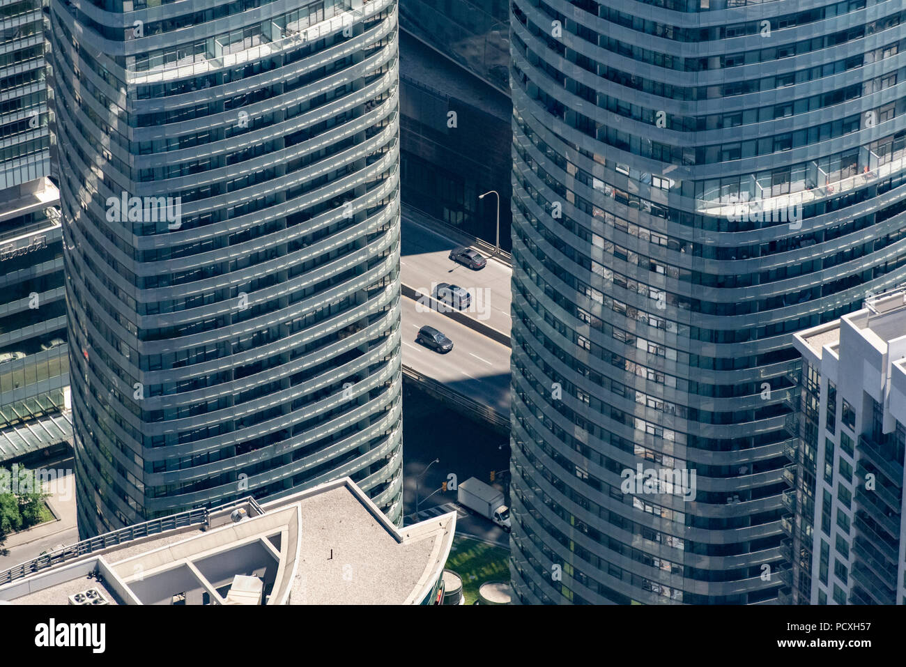 Toronto, Ontario, Canada. Guardando dalla parte superiore della torre CN in corrispondenza della porzione di Gardiner Expressway il traffico tra i grattacieli in estate. Foto Stock