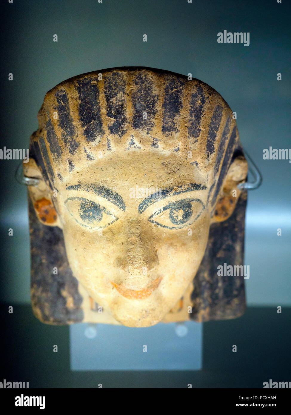 Antefissa in terracotta nella testa femmina con grosse teste, faccia piatta e alta dei capelli ondulati sulla fronte 520-510 BC - Museo Nazionale Etrusco di Villa Giulia - Roma, Italia Foto Stock