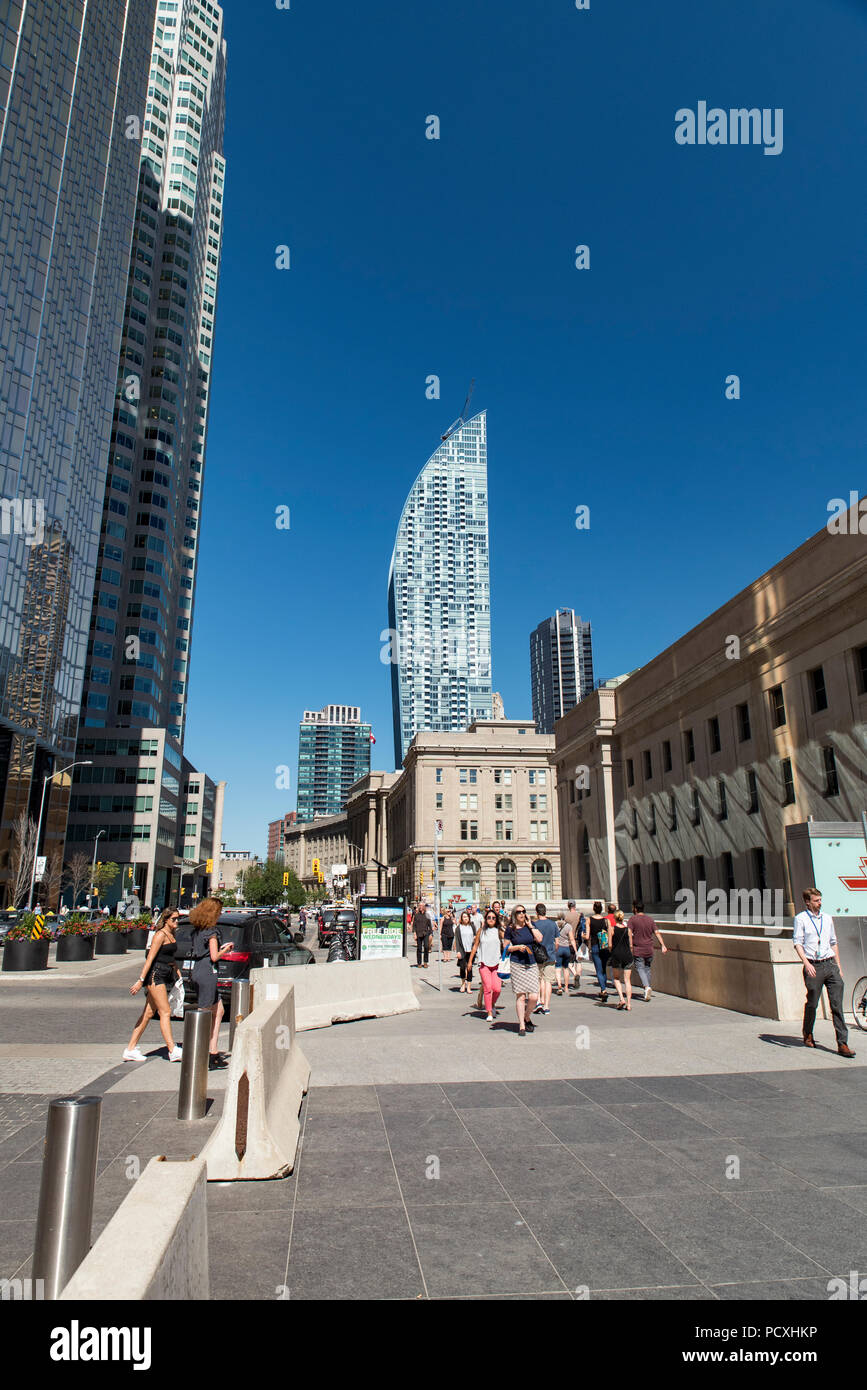 Toronto, Ontario, Canada. Guardando verso est lungo la strada davanti a ovest verso la baia e Yonge strade nella parte anteriore della stazione di unione nel tardo pomeriggio. Foto Stock