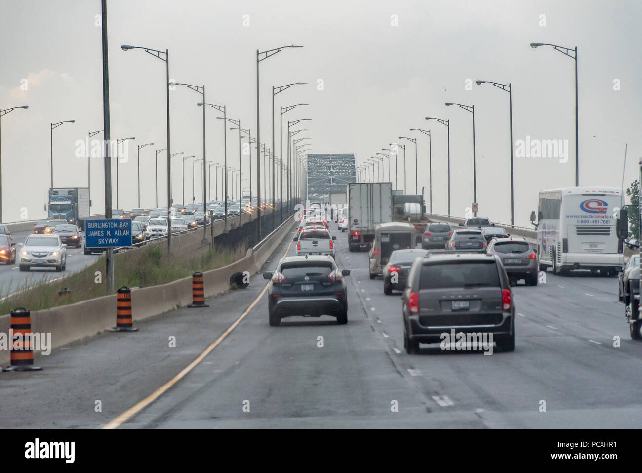 Burlington, Ontario, Canada. Avvicinando James N. Allan Skyway su Burlington Bay, northbound sulla QEW Highway durante il pomeriggio Rush Hour. Foto Stock