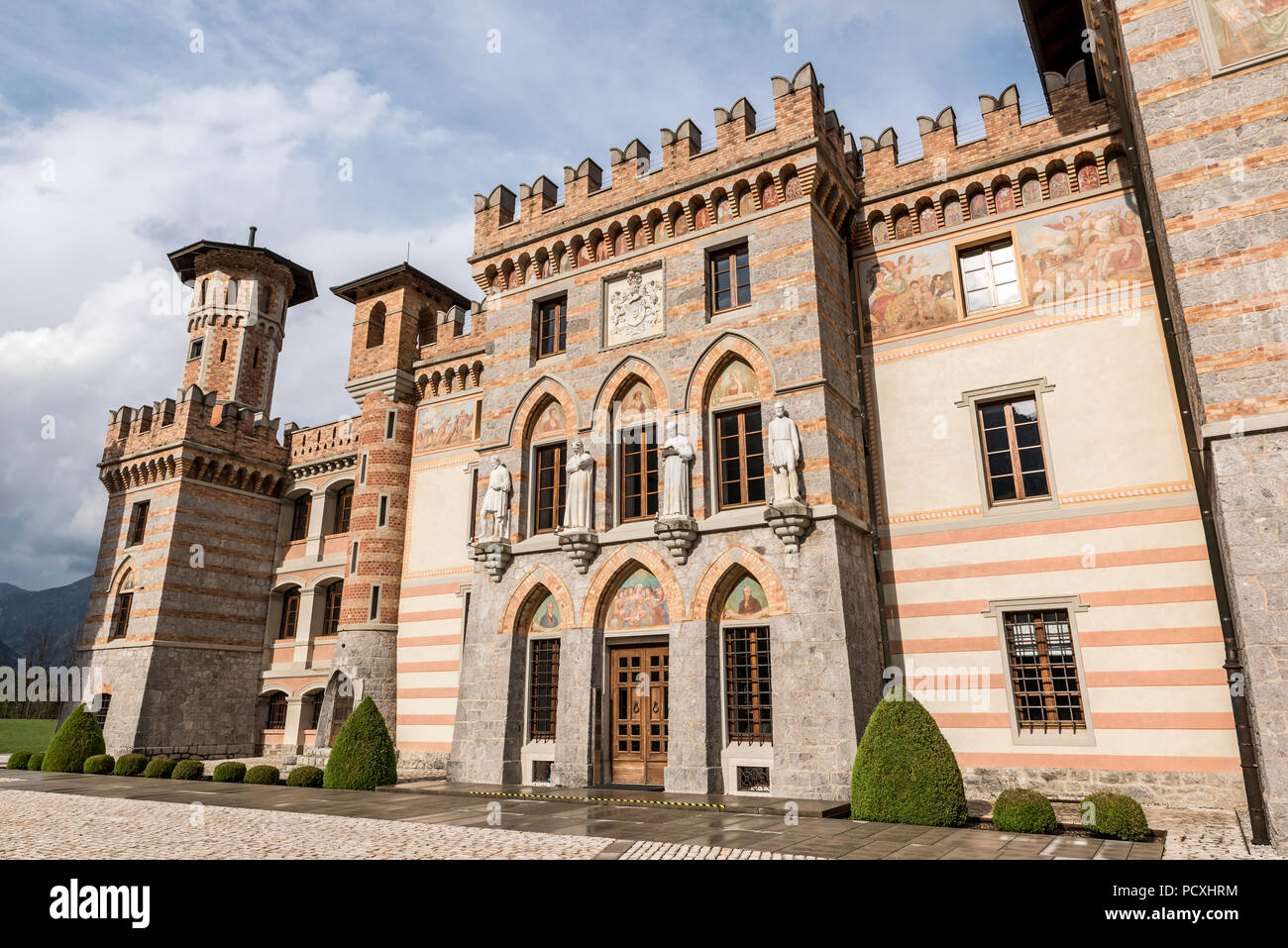 PIELUNGO, Italia, Aprile 29, 2014: la facciata di Ceconi del Castello e Pielungo, Pordenone, Italia. Foto Stock