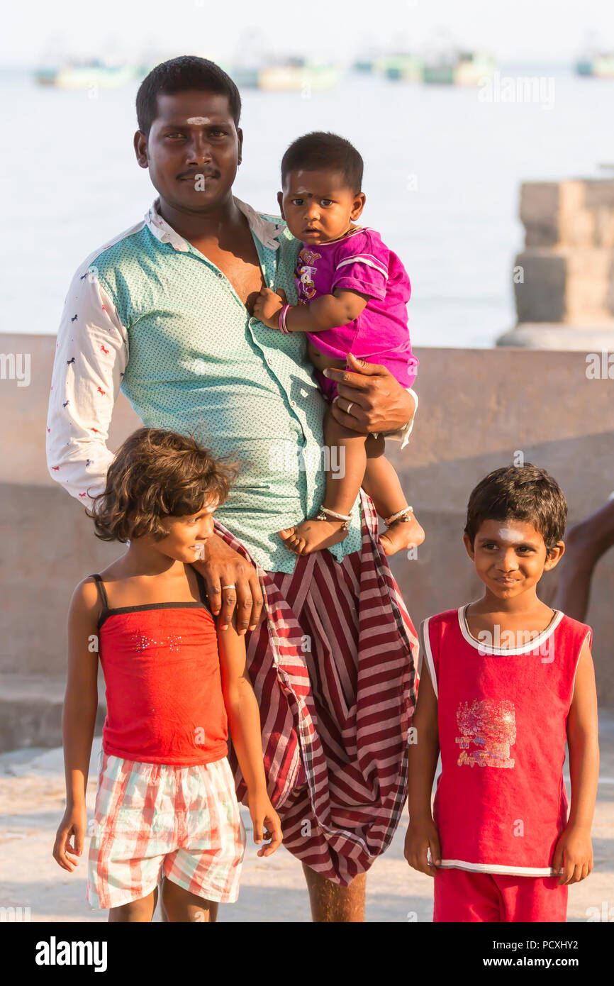 RAMESHWARAM, Tamil Nadu, India - MARZO CIRCA, 2018. Indiano sorridente bambino nelle braccia di suo padre. Foto Stock