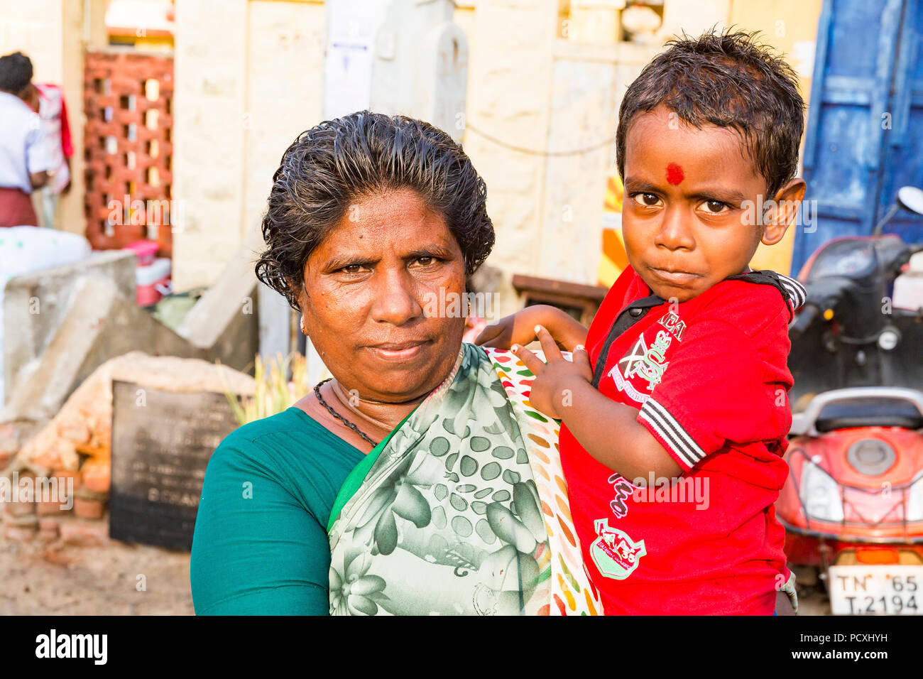 RAMESHWARAM, Tamil Nadu, India - MARZO CIRCA, 2018. Indiano sorridente bambino nelle braccia della madre. Amritsar Punjab, India, Asia. Foto Stock