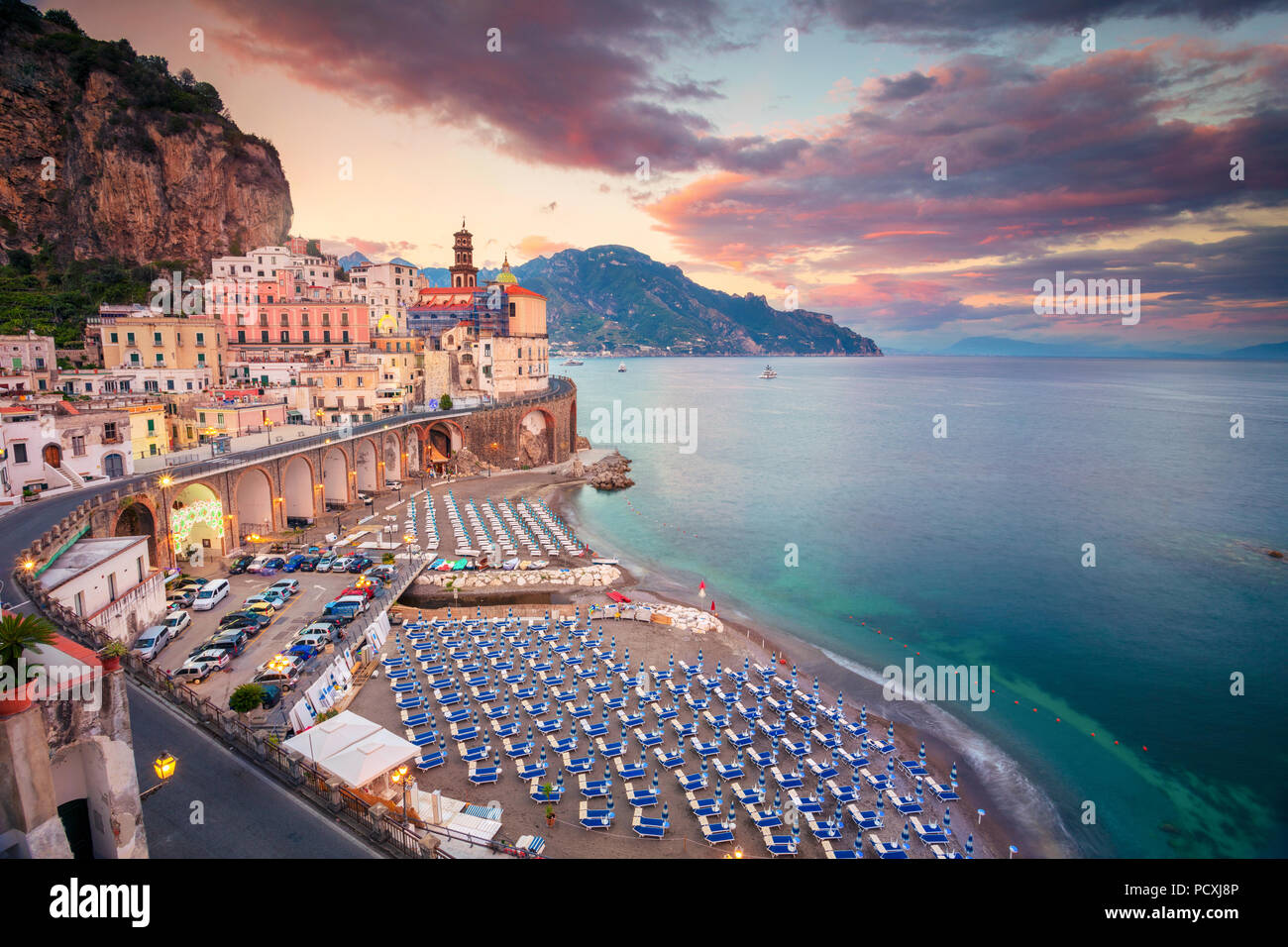 Atrani. Vista aerea di Atrani famoso villaggio costiero situato sulla costa di Amalfi, Italia. Foto Stock