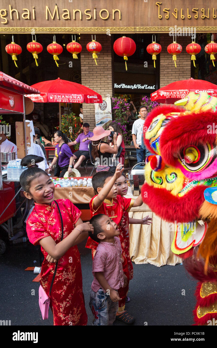 Dragon costume di Nuovo Anno Cinese, Chinatown, Bangkok, Thailandia Foto Stock