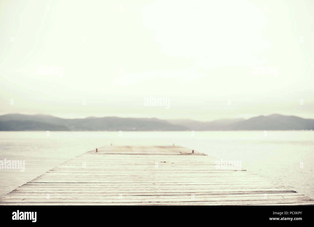 Defocalizzazione Mare colline del paesaggio orizzonte cielo natura nebbia. Sfondo naturale Foto Stock