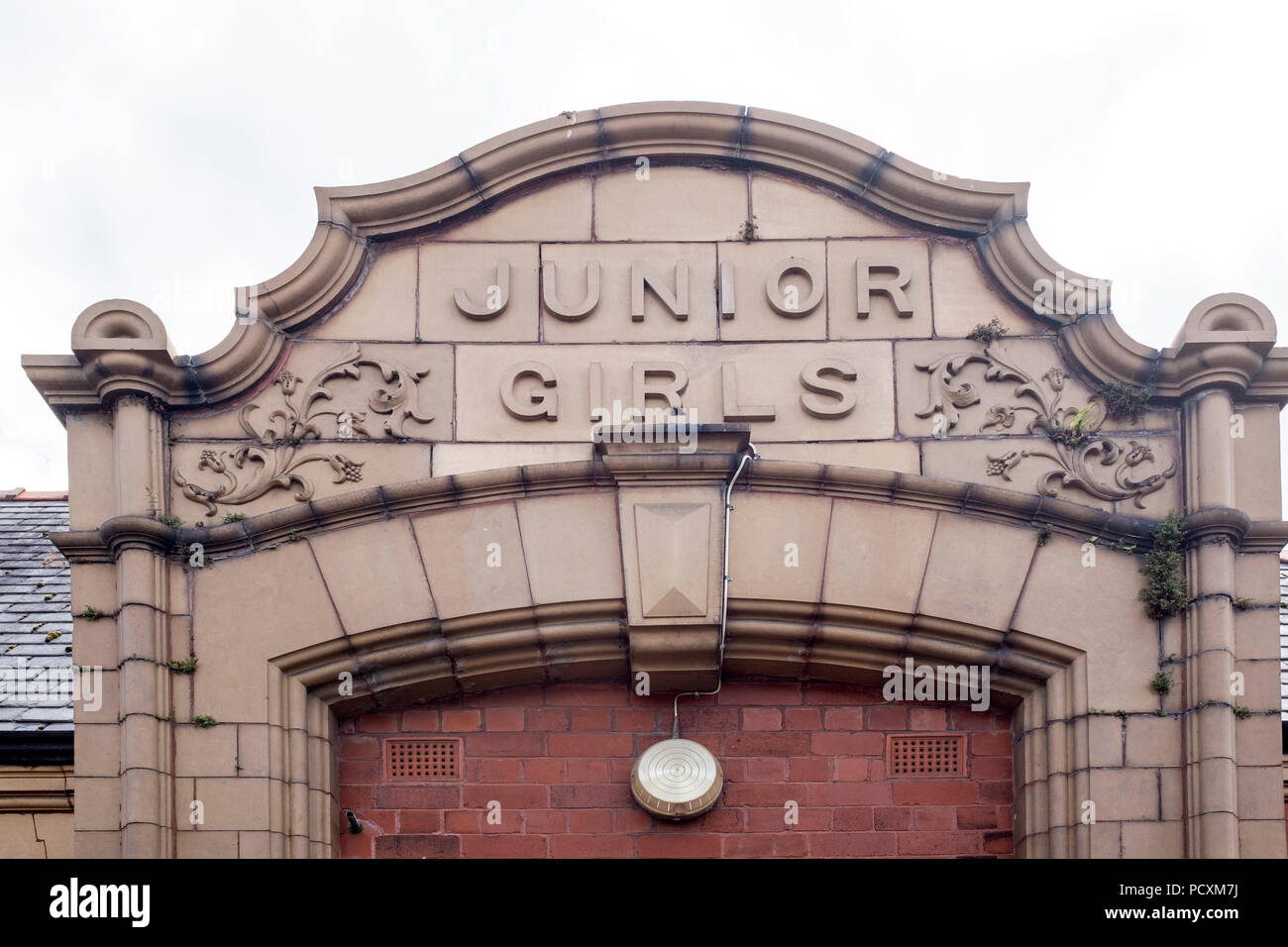Junior ragazze segno sopra scuola vittoriana ingresso a Middlewich CHESHIRE REGNO UNITO Foto Stock