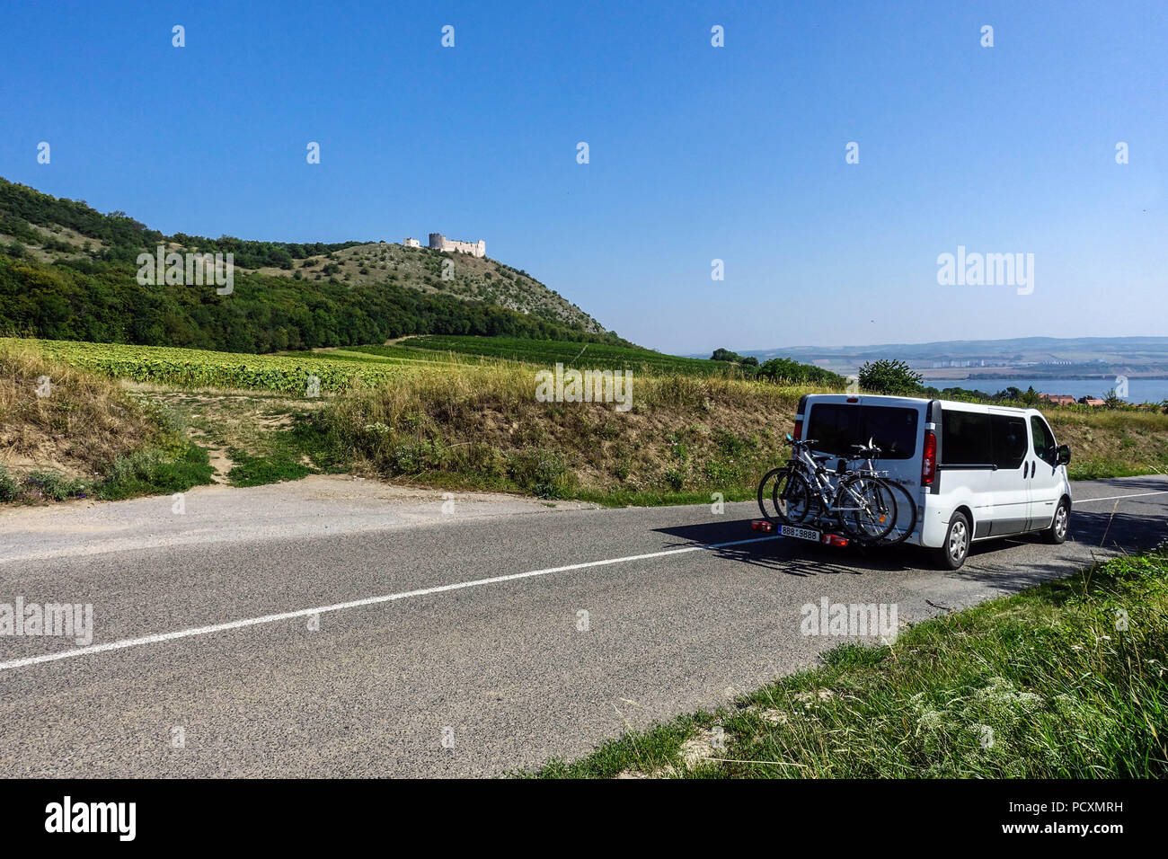 Il paesaggio della regione vinicola sotto i monti Palava, la strada per il villaggio di Pavlov, Moravia meridionale, Repubblica Ceca Foto Stock