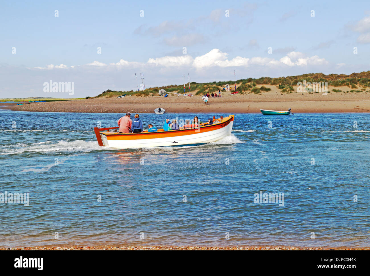 Una fascia costiera di imbarcazione per il trasporto di passeggeri a Scolt Head Island sulla Costa North Norfolk da Burnham Overy Staithe, Norfolk, Inghilterra, Regno Unito, Europa. Foto Stock
