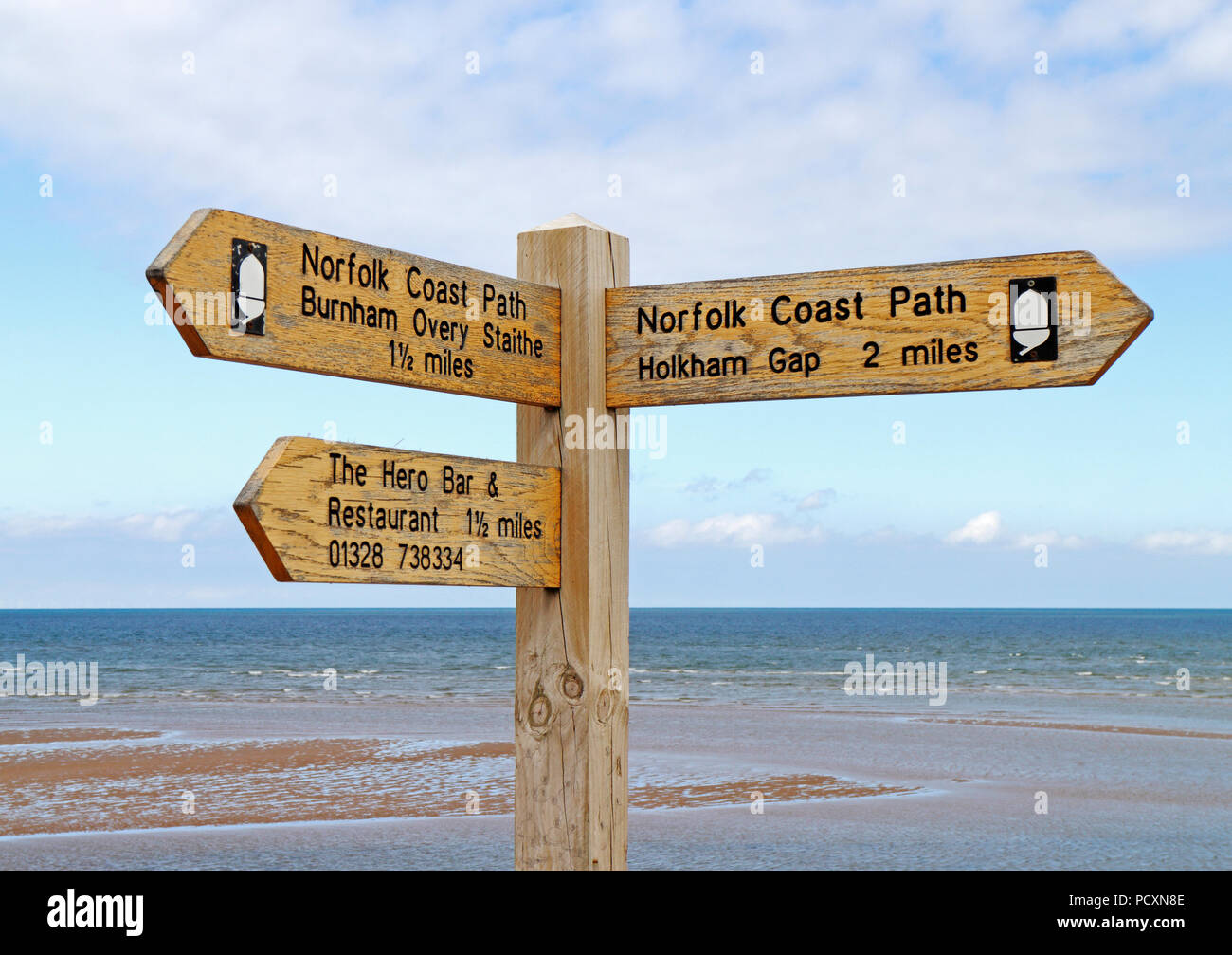 Un cartello sulla costa di Norfolk percorso in corrispondenza del bordo delle dune di sabbia a Burnham Overy Staithe, Norfolk, Inghilterra, Regno Unito, Europa. Foto Stock