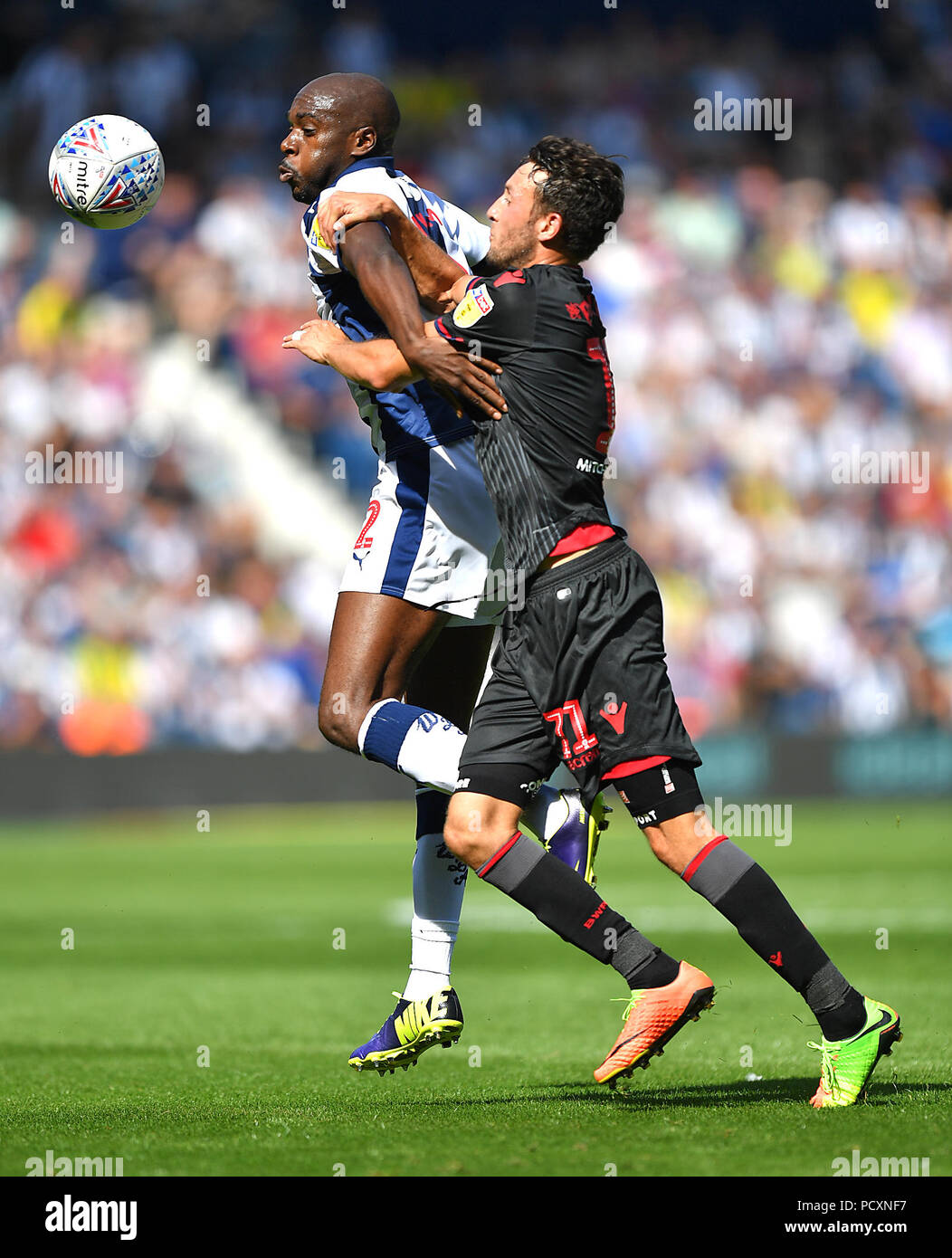 Allan Nyom di West Bromwich Albion (a sinistra) e Will Buckley di Bolton Wanderers (a destra) combattono per la palla durante la partita del campionato Sky Bet al Hawthorns, West Bromwich. PREMERE ASSOCIAZIONE foto. Data immagine: Sabato 4 agosto 2018. Guarda la storia della PA CALCIO West Brom. Il credito fotografico dovrebbe essere: Dave Howarth/PA Wire. RESTRIZIONI: Nessun utilizzo con audio, video, dati, elenchi di apparecchi, logo di club/campionato o servizi "live" non autorizzati. L'uso in-match online è limitato a 75 immagini, senza emulazione video. Nessun utilizzo nelle scommesse, nei giochi o nelle pubblicazioni di singoli club/campionati/giocatori. Foto Stock