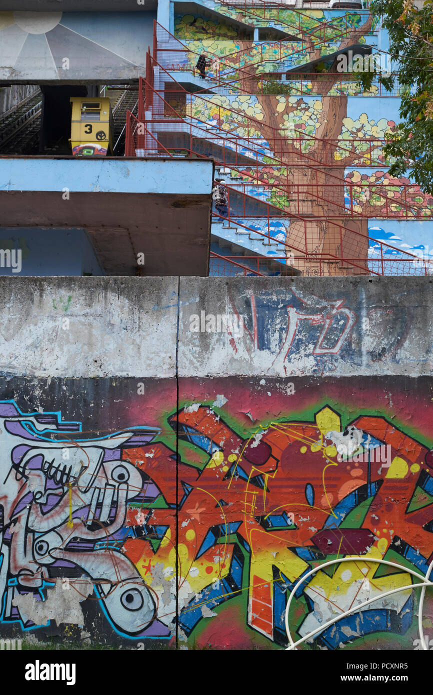 L'era comunista hillside housing project con ascensore in Ciglane, Sarajevo, Bosnia ed Erzegovina. Foto Stock