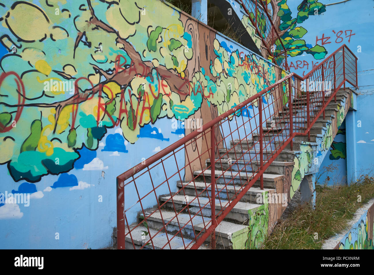 Scala esterna con graffiti presso l'era comunista hillside housing project in Ciglane, Sarajevo, Bosnia ed Erzegovina. Foto Stock