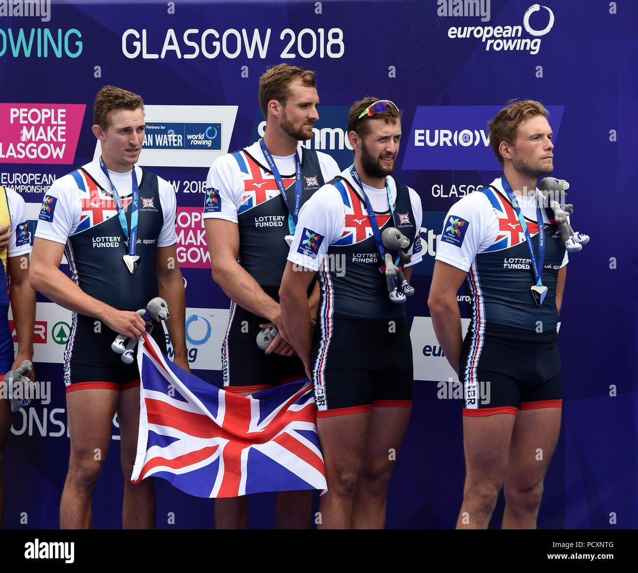 Gran Bretagna James Johnston, Adam Neil, Jacob Dawson e Thomas Ford sul podio con le loro medaglie d argento dopo la finitura secondo durante il giorno tre del 2018 Campionati Europei a Strathclyde Country Park, North Lanarkshire. Foto Stock