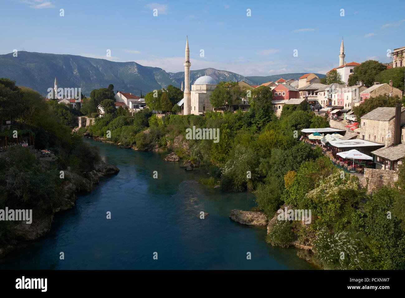 Vista del fiume Neretva e circonda dal Stari Most (Ponte Vecchio) a Mostar, in Bosnia ed Erzegovina. Foto Stock