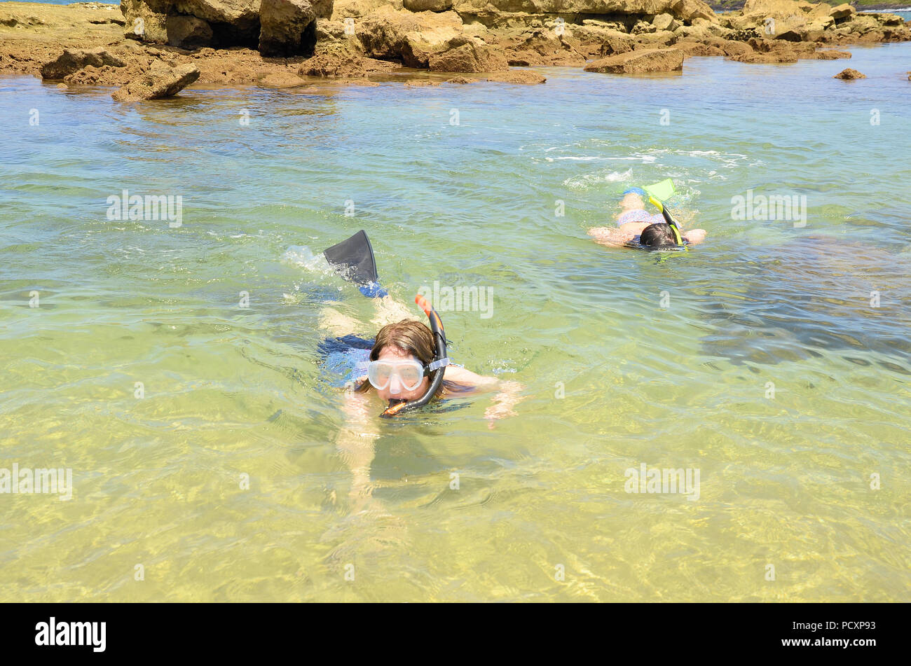 Snorkeling presso Poipu Beach Park a Koloa sull'Isola di Kauai nelle Hawaii. Foto Stock
