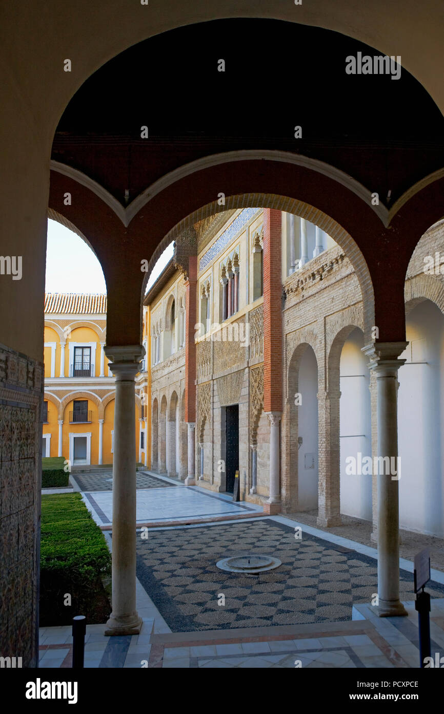 Patio de la Montería, Alcazar, Sevilla, Andalusia, Spagna: Don Pedro's Palace di ingresso al Cuarto del Asistente Foto Stock