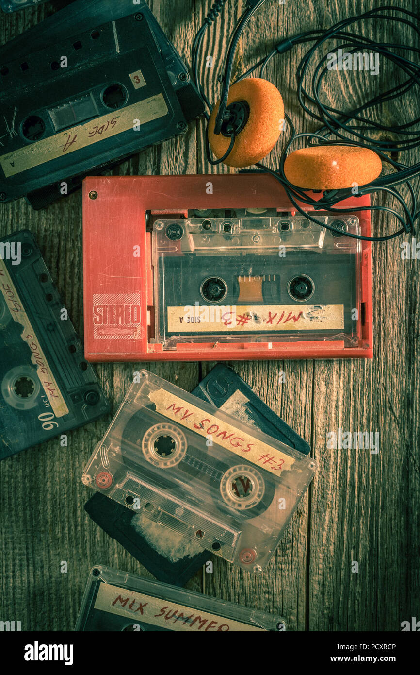 Vintage cassetta audio con il walkman e cuffie Foto Stock