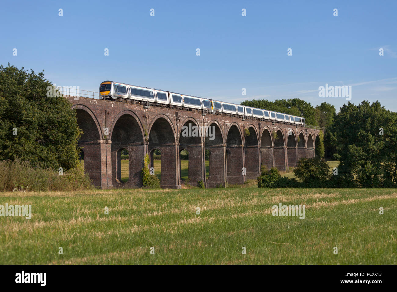 Un Chiltern Railways classe 168 turbostar treno attraversa Saunderton viadotto (sud di Banbury) con un servizio express per Birmingham Foto Stock