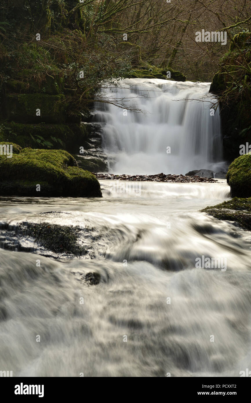 Lunga esposizione della grande cascata a Watersmeet in Devon Foto Stock