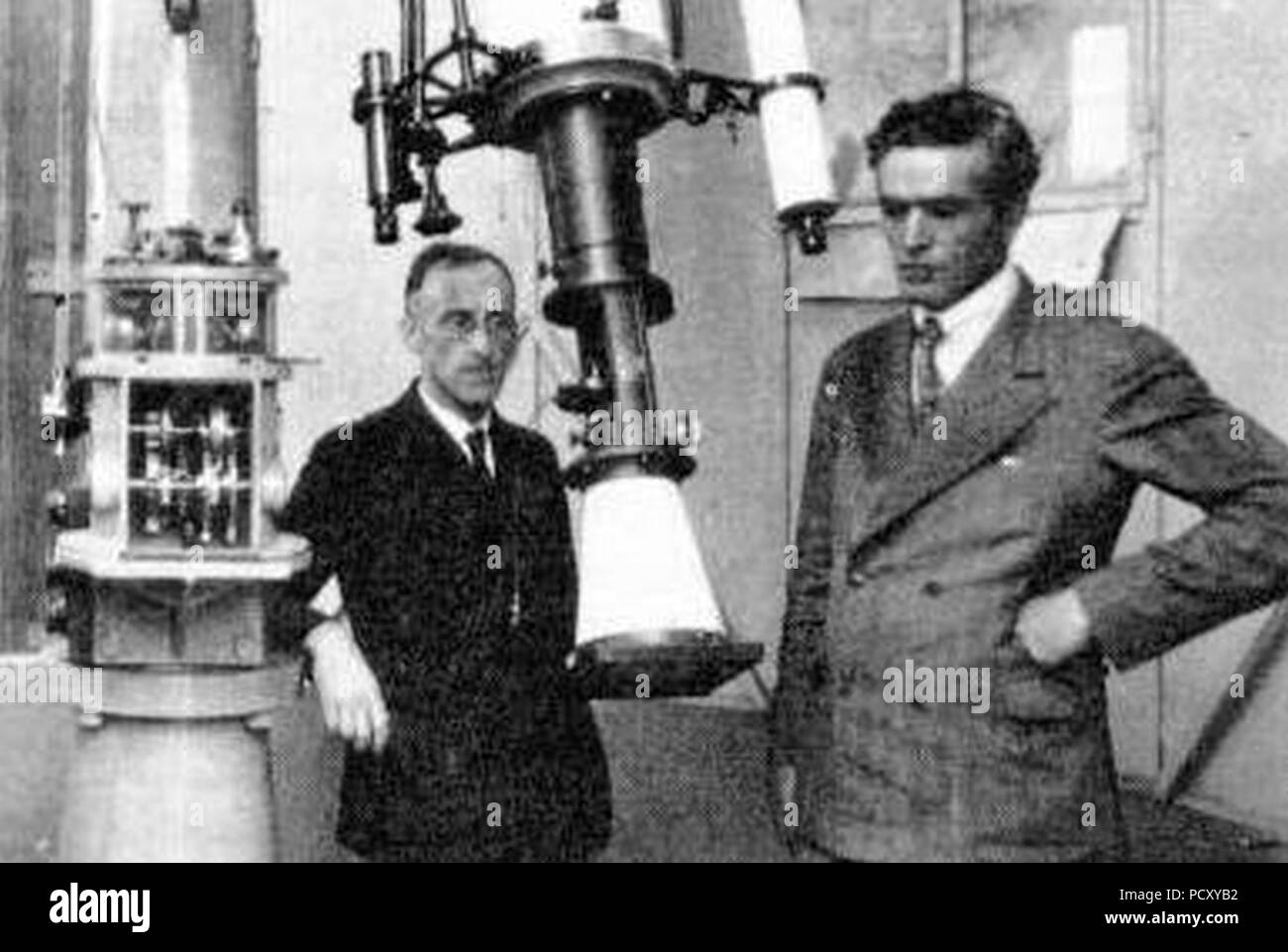 Alypio Leme (à esquerda) e Leo il cappuccio (1927) Ao lado da luneta Zeiss equatoriale que se encontra hoje instalado numa cúpulas das fare IAG no Parque do Estado. Foto Stock