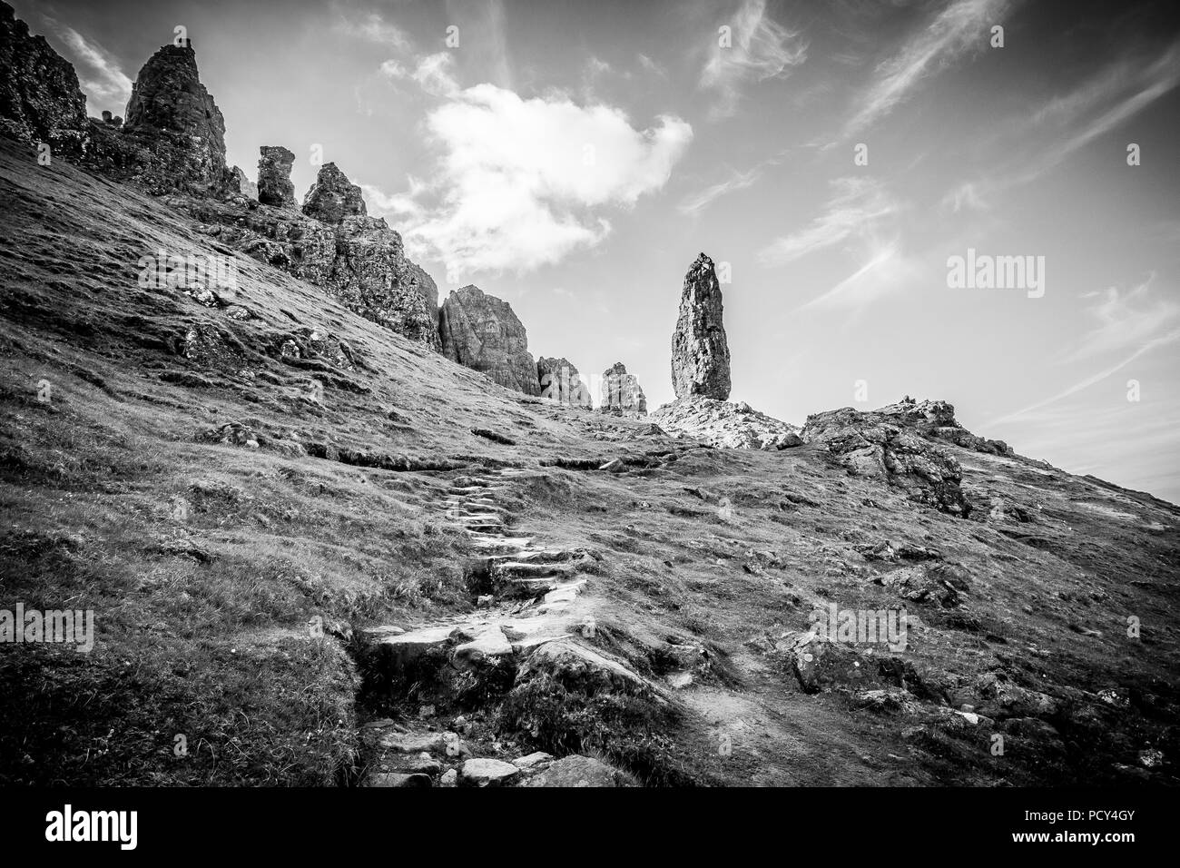 Passeggiando per il drammatico paesaggio del vecchio uomo di Storr di Skye in una calda giornata estiva. Nessuno in giro e la pace e la tranquillità. Foto Stock