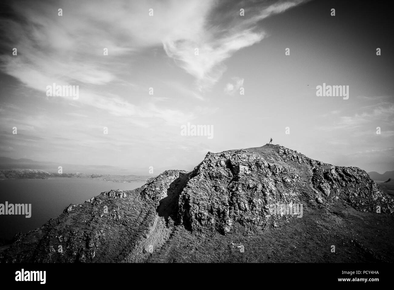Passeggiando per il drammatico paesaggio del vecchio uomo di Storr di Skye in una calda giornata estiva. Nessuno in giro e la pace e la tranquillità. Foto Stock