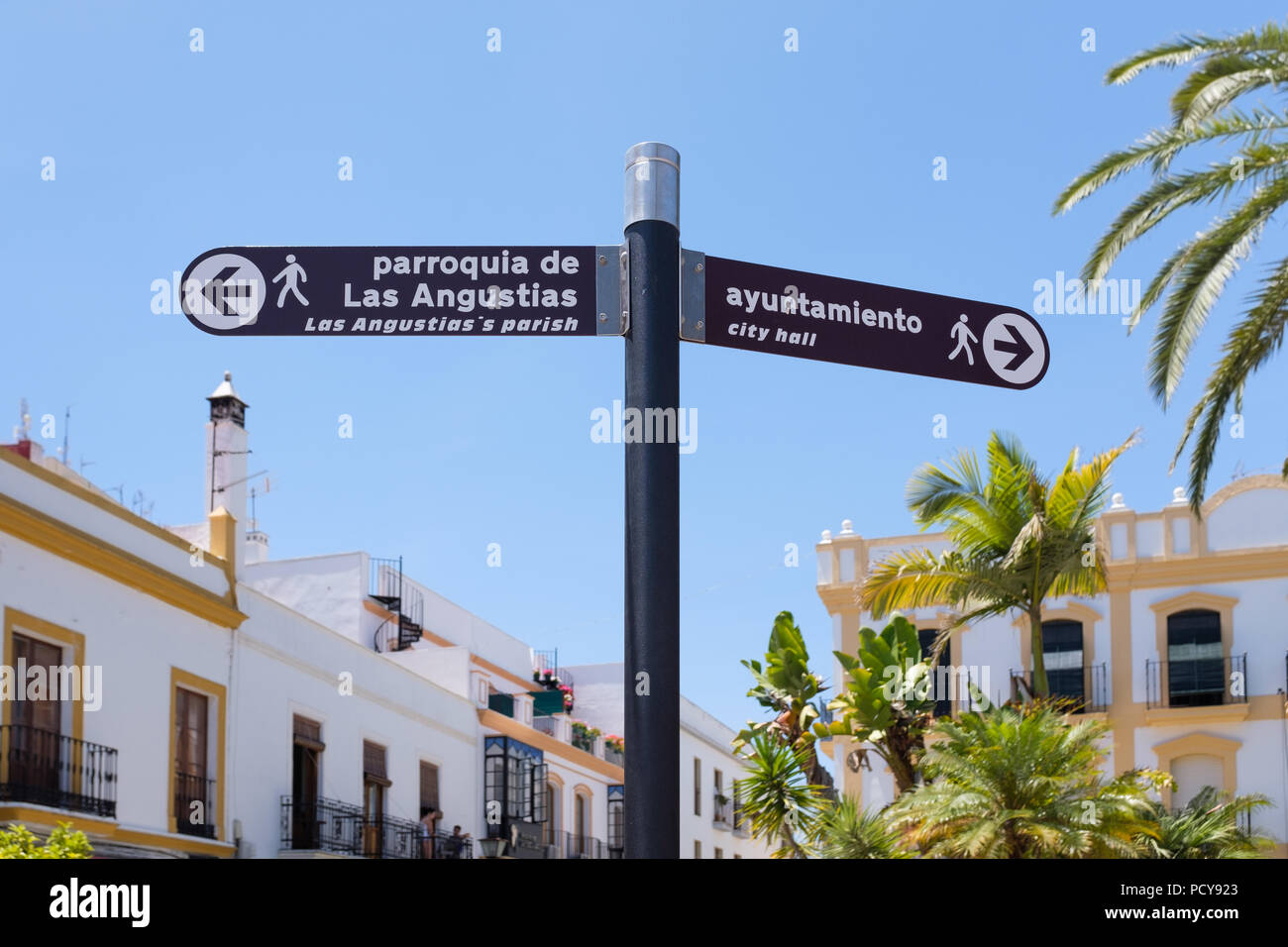 Informazioni turistiche sign in Ayamonte, Andlaucia, Spagna indicante la direzione per il municipio o il municipio e la chiesa locale. È scritto in Foto Stock