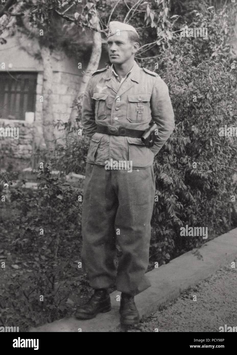 Oberfeldwebel Otto Thomas del 10. Kompanie, Fallschirmjäger-Regiment 10 pone per la telecamera durante la campagna italiana nel 1944. Otto Thomas è stato ucciso in azione il 18 settembre 1944. Egli postumo è stato aggiudicato il tedesco della croce in oro in ottobre 1944. Foto Stock