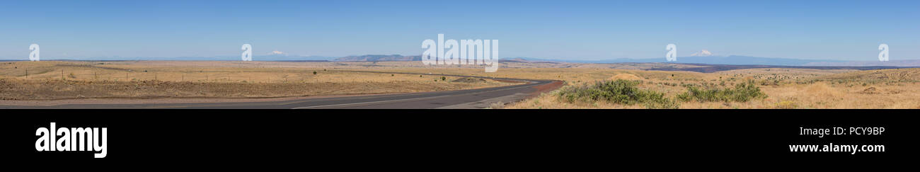 Panorama del centro di Oregon pianure con strada 101 e la Cascade Mountain Range all'orizzonte. Foto Stock