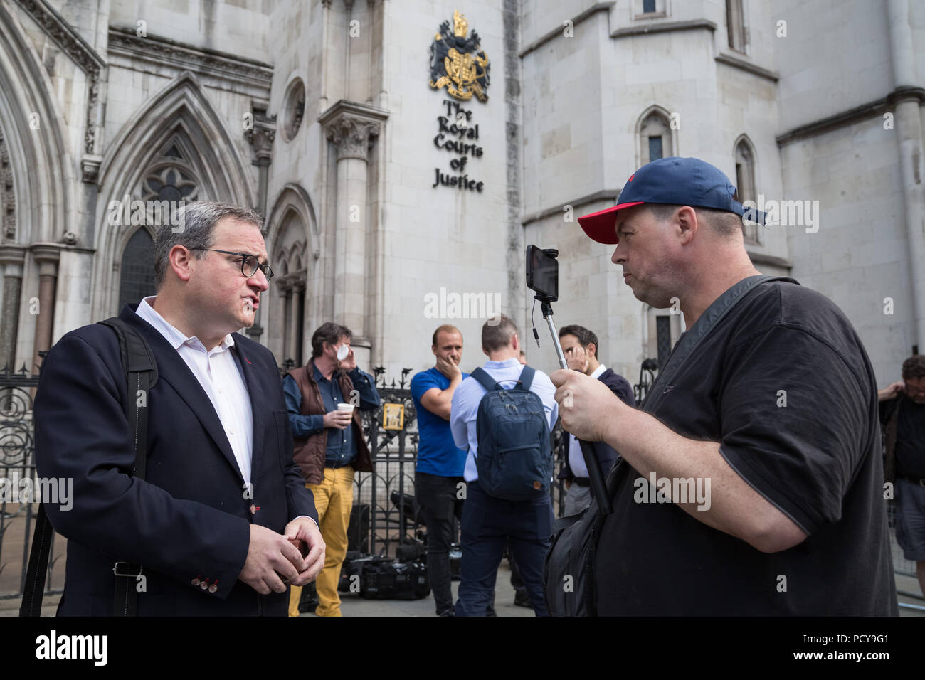 Ezra Levant (L) di alt destro Media ribelle dà un'intervista al di fuori del Royal Courts of Justice di Londra, Regno Unito. Foto Stock