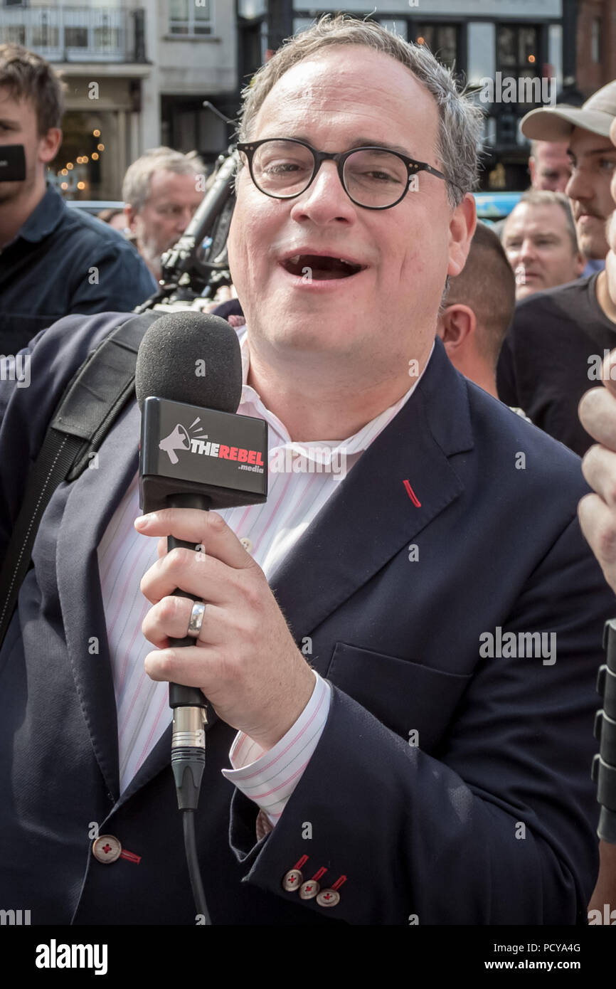 Ezra Levant di alt destro Media ribelle dà un'intervista al di fuori del Royal Courts of Justice di Londra, Regno Unito. Foto Stock