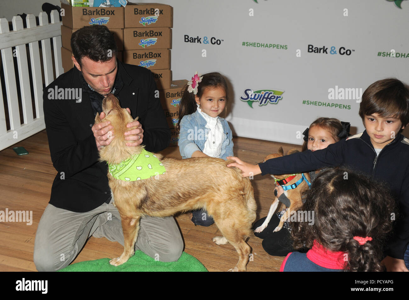 NEW YORK, NY - novembre 12: Attore Scott Foley assiste la vacanza Pet adozione evento a 101 Wooster Street a Novembre 12, 2015 a New York City. Persone: Scott Foley Foto Stock