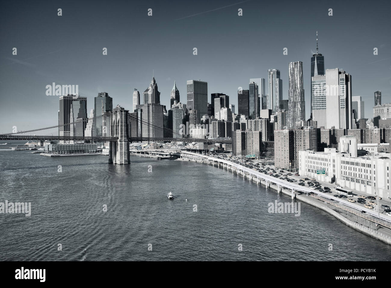 New York City e il centro cittadino di ponte di Brooklyn in bianco e nero Foto Stock