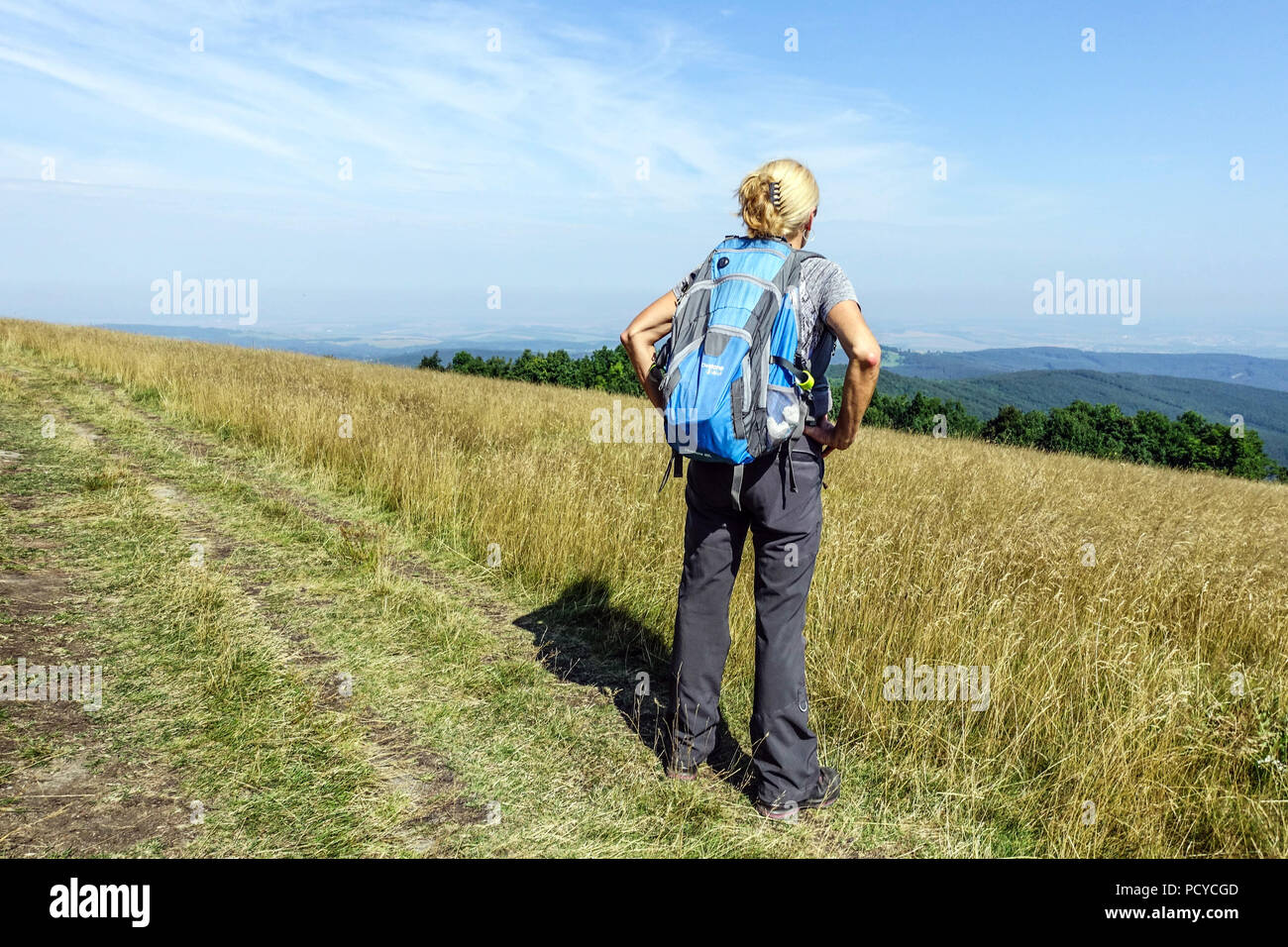 Escursione donna su un sentiero di montagna, Velka Javorina montagna, ceco confine slovacco in Carpazi bianchi Repubblica Ceca escursione Foto Stock