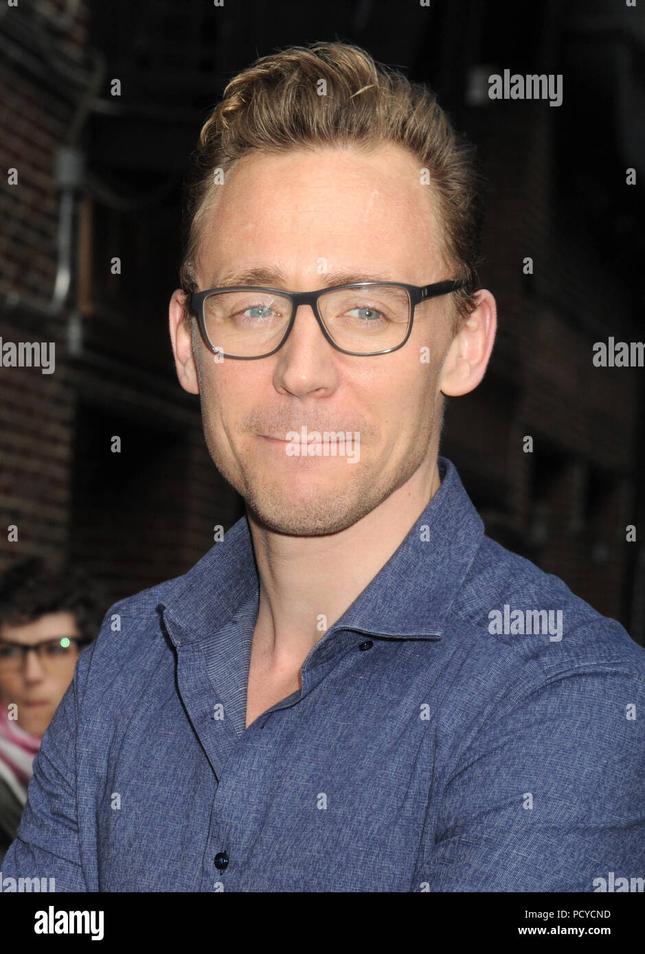 NEW YORK, NY - 16 ottobre: Tom Hiddleston arriva a 'Late Show con Stephen Colbert' alla Ed Sullivan Theater su ottobre 16, 2015 a New York City. Persone: Tom Hiddleston Foto Stock