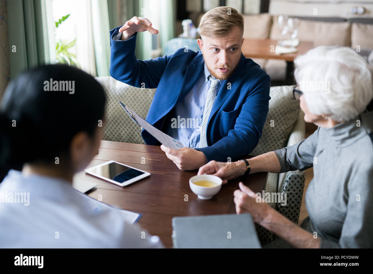 Business meeting presso il cafe Foto Stock