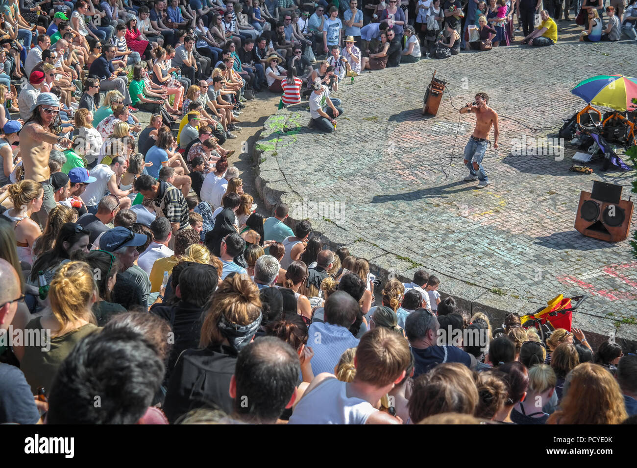 Una grande folla si è riunita nell'anfiteatro di Mauerpark a Berlino, in Germania, guardando una delle famose sessioni di karaoke domenicali. Foto Stock