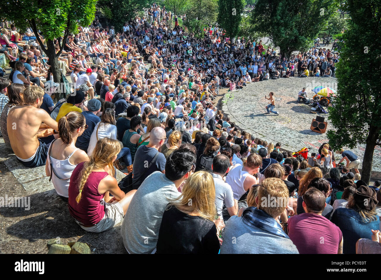 Una grande folla si è riunita nell'anfiteatro di Mauerpark a Berlino, in Germania, guardando una delle famose sessioni di karaoke domenicali. Foto Stock