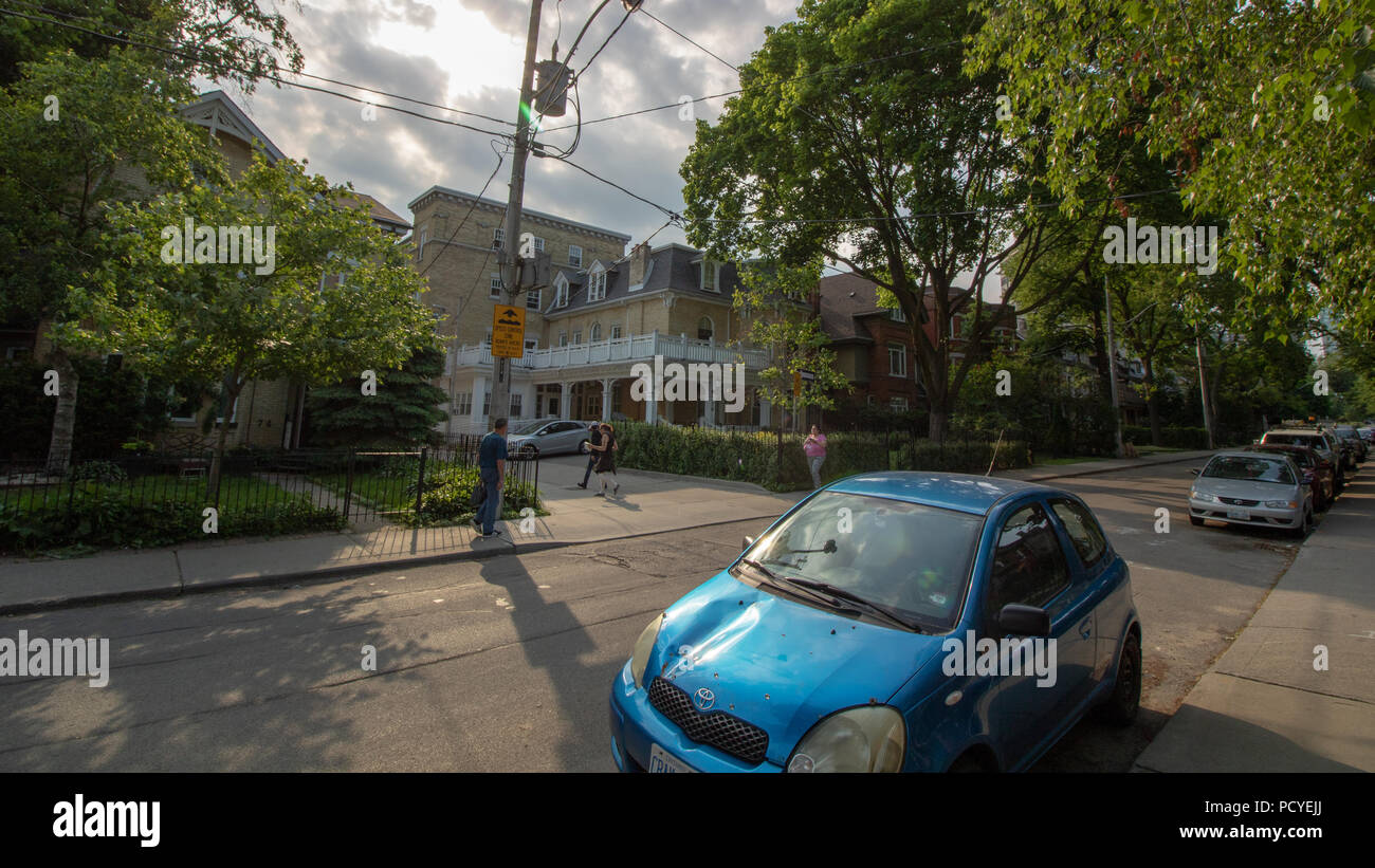 Un tipico pomeriggio estivo nel centro cittadino di Toronto. Anche se sembra sereno e rilassato al primo sguardo è sempre mormora con life & energia. Foto Stock