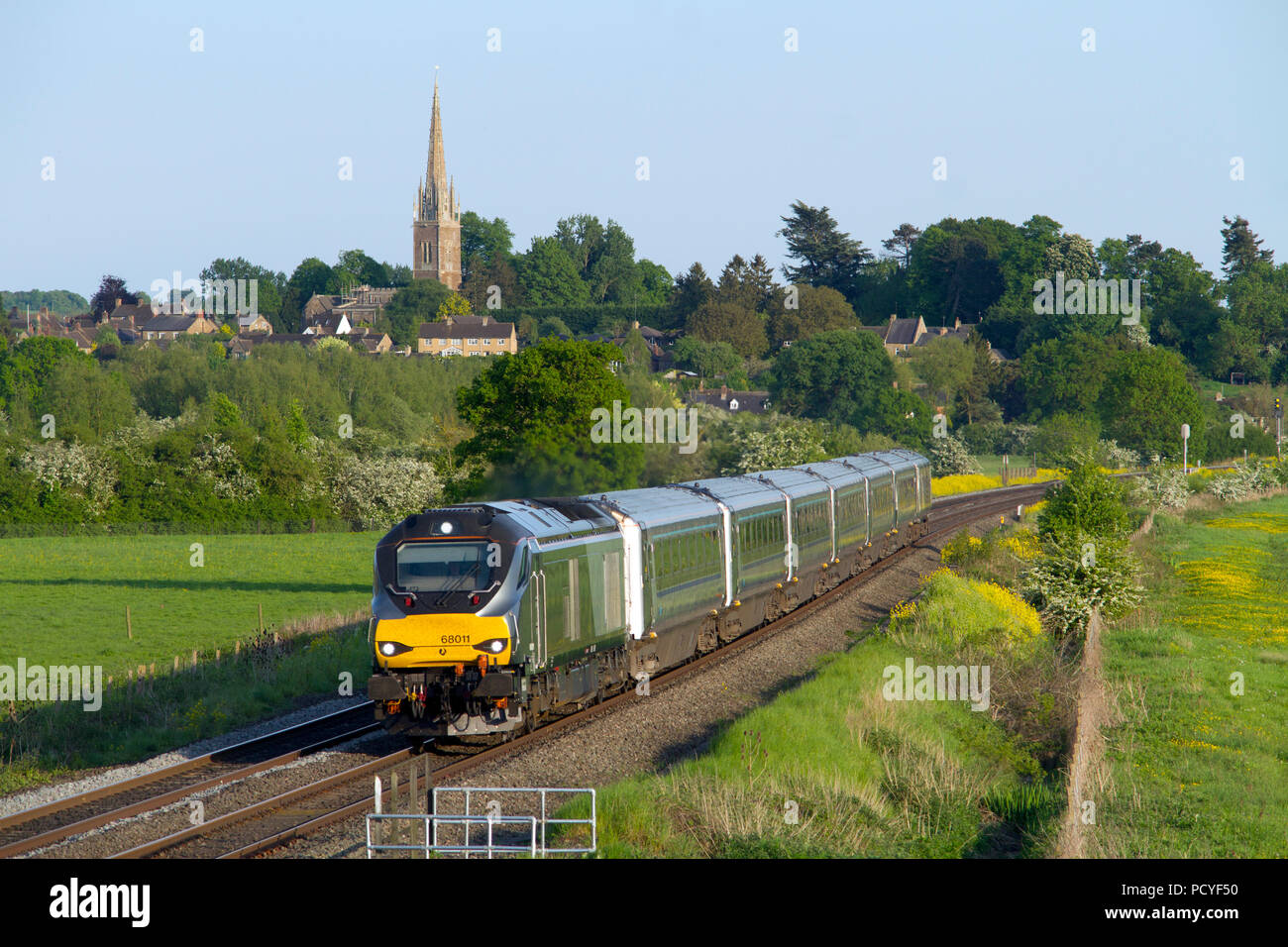 Una locomotiva diesel di classe 68 numero 68011 che opera un servizio di Chiltern Railways a Kings Sutton il 15th maggio 2018. Foto Stock