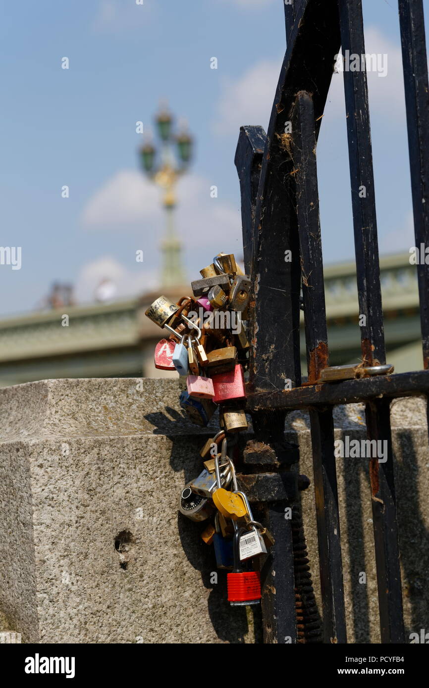 Amore si blocca sul Westminster Bridge South Bank di Londra Foto Stock