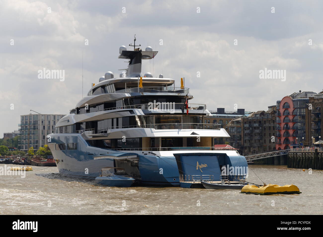 Aviva un 98 metri (322 ft) di lunghezza motor yacht ormeggiato sul fiume Tamigi Londra Foto Stock