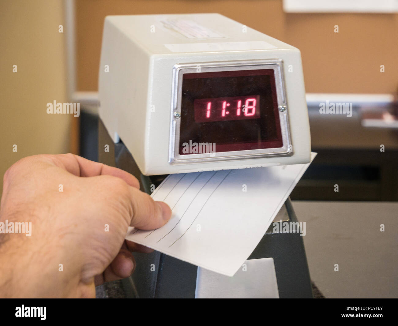 Elettronico del tempo macchina del registratore in un ufficio. Foto Stock