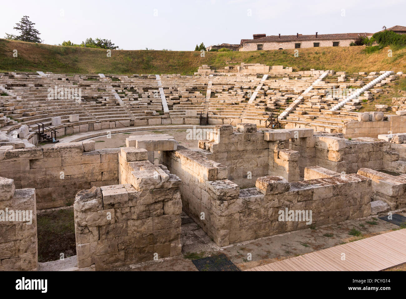 Il magnifico primo Teatro Antico di Larissa è stato costruito nel 3rd ° secolo AC ai piedi meridionali della collina di acropoli. Grecia Foto Stock