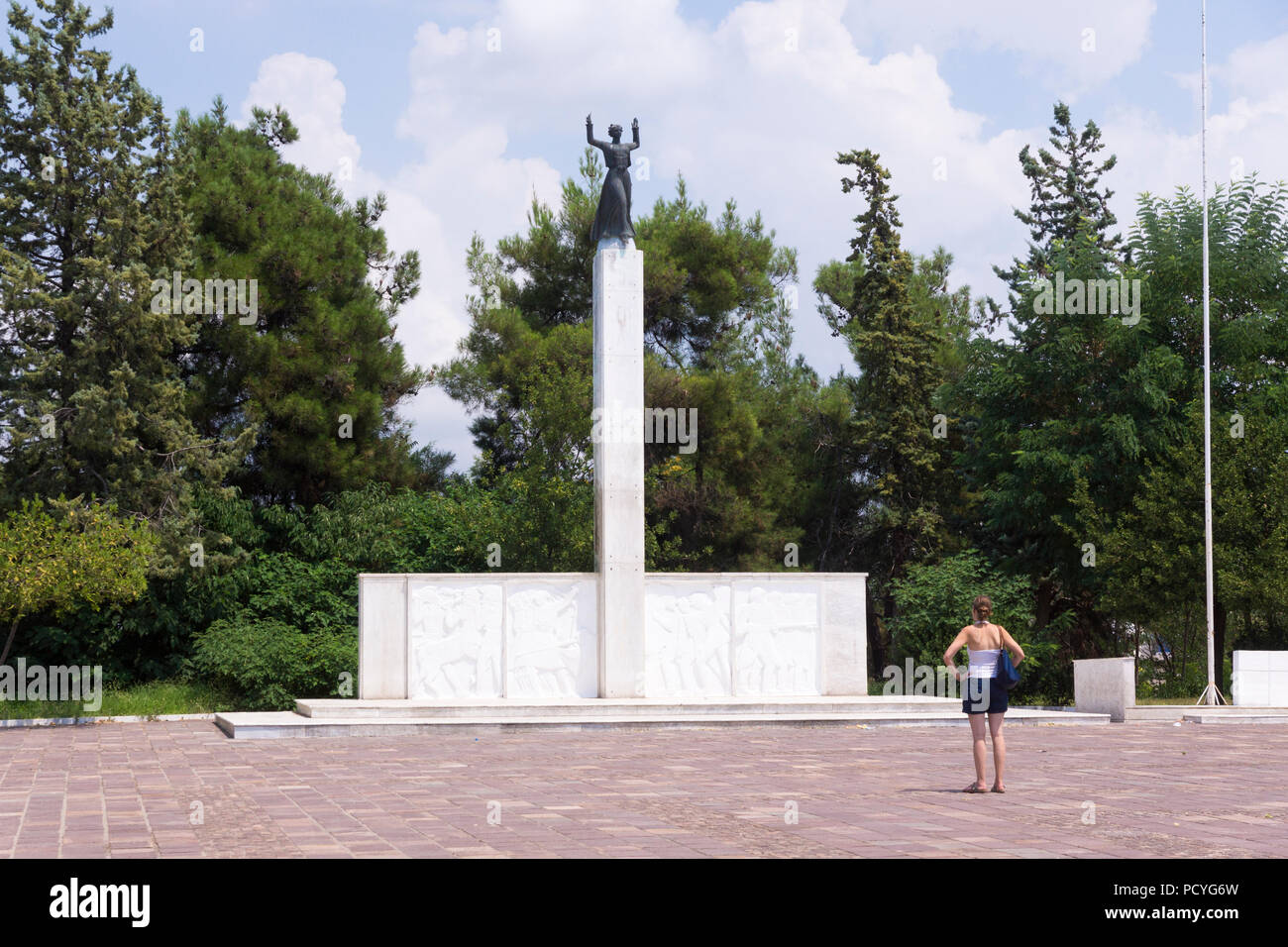 Il Monumento alla Vittoria dell'Eroe simboleggia la vittoria della Grecia nella guerra greco-italiana del 1940-41 e rende omaggio ai nativi caduti di Larissa. Grecia Foto Stock