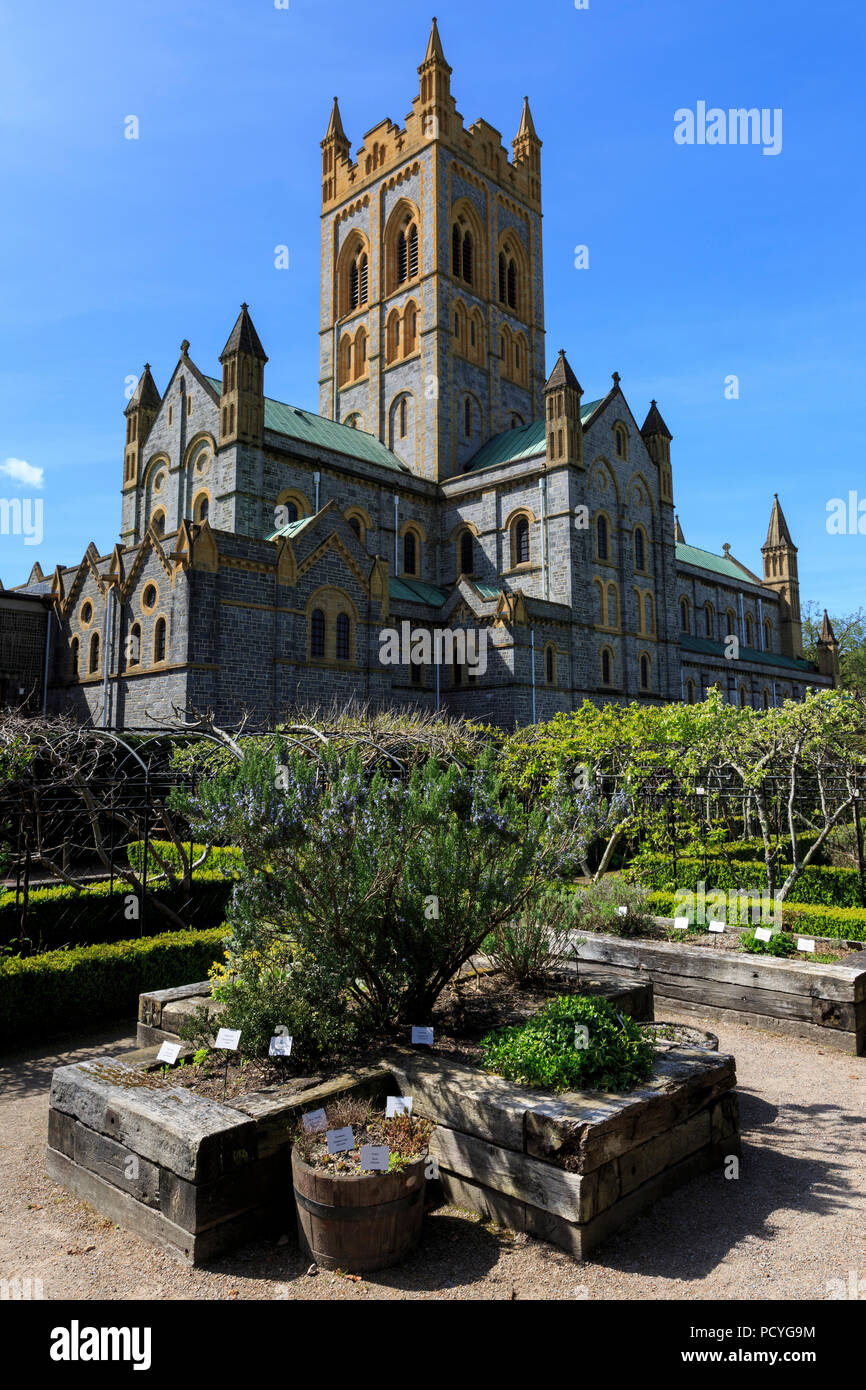 Buckfast Abbey, parte di un monastero benedettino sul bordo del Dartmoor, a Buckfastleigh. La grande chiesa abbaziale di Santa Maria è il più grande edificio Foto Stock