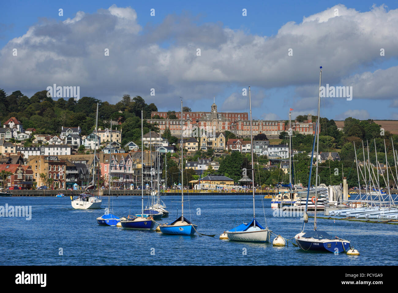 Dartmouth dal fiume Dart, Devon, in una luminosa giornata di sole Foto Stock