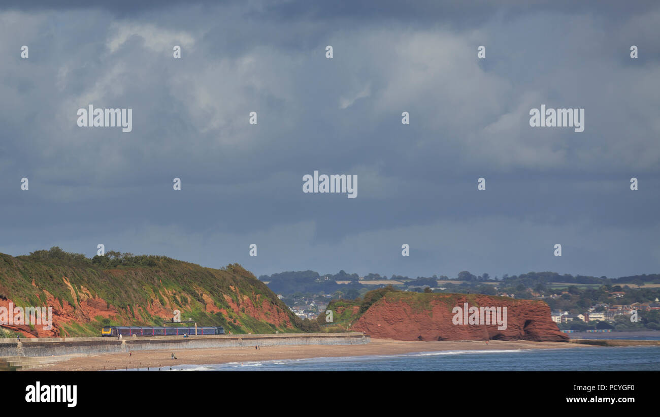 Un treno attraversa il Seawall Dawlish nel Devon - il famigerato tratto di linea ferroviaria che è stata separata dal maltempo tra febbraio e aprile 2014 Foto Stock